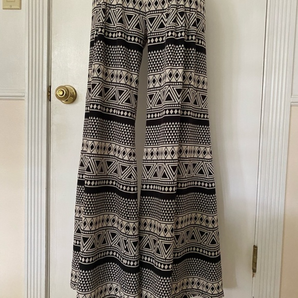 Gorgeous wide leg pant Back zip Tan& black moves beautifully small